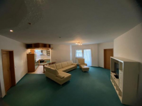 Grosse Wohnung, 4 Schlafzimmer, 130qm, Balkon, einzige Wohneinheit im Haus